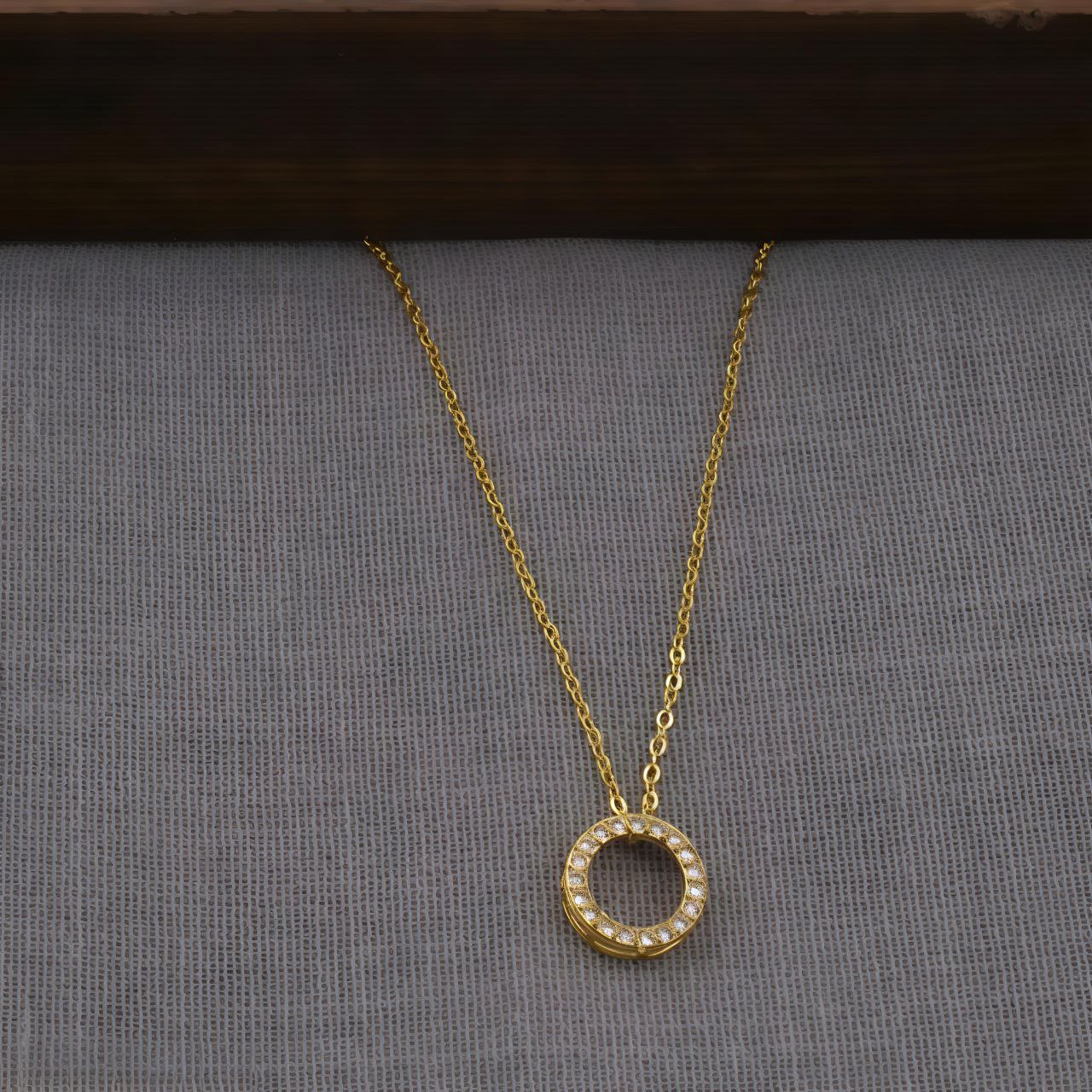 Charming Women Necklaces & Chains